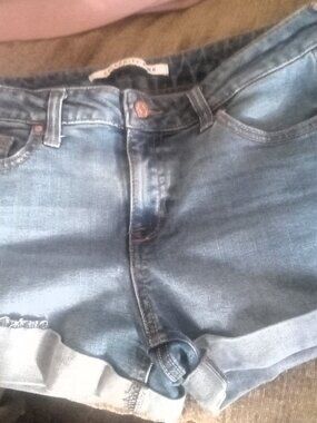 Celebrity Pink Medium Wash Denim Cuffed Shorts - Junior's 5 / 7 - 29W